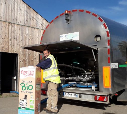 collecte-lait-bio-chauffeur-bretagne-agrilait